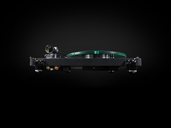 ������ NAD C588