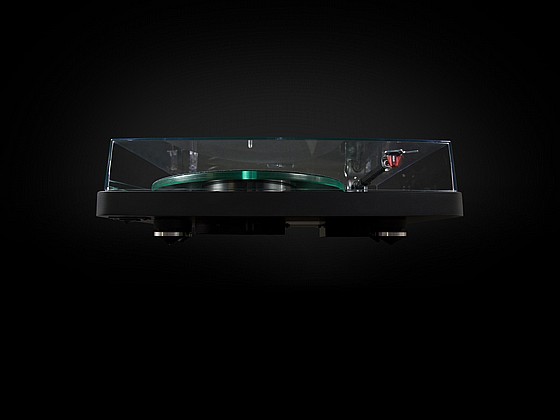 ������ NAD C588